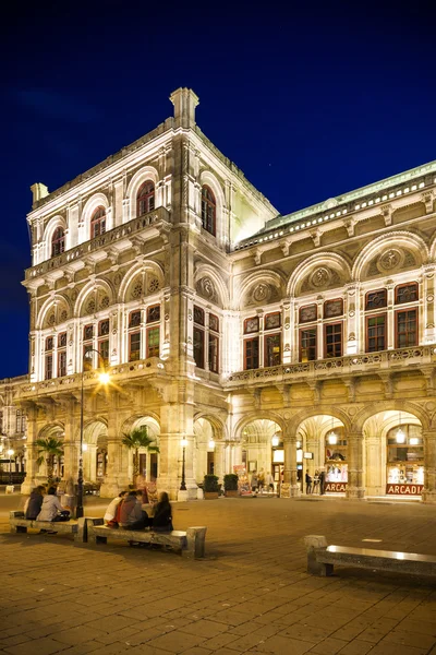 Viena, Austria - 29 de agosto de 2013: Edificio de la Ópera Estatal de Viena. Construido en 1869 en estilo neorrenacentista. Foto de la noche con tráfico de la ciudad . —  Fotos de Stock
