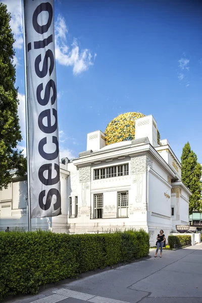 Viena, Austria - 30 de agosto de 2013: Edificio de secesión de Viena en Karlsplatz una Sala de Exposiciones de Arte Contemporáneo . — Foto de Stock