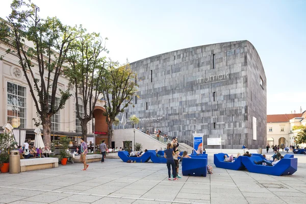 Vienna, Oostenrijk - augustus 30, 2013: mumok museum moderne kunst - museum voor moderne kunst in 2001 opgericht. Museum heeft een collectie van 7000 moderne en hedendaagse kunstwerken. — Stockfoto