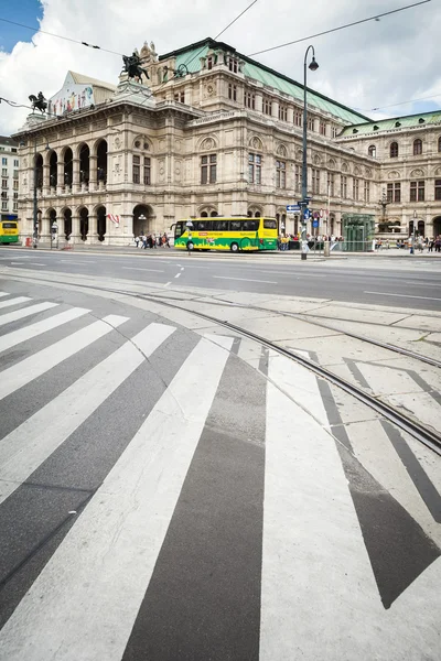 Wien, Itävalta - 1. syyskuuta 2013: Wienin valtionoopperarakennus. Rakentaa vuonna 1869 uusrenessanssin tyyliin . — kuvapankkivalokuva