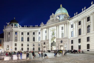 Vienna, Avusturya - Ağustos 30, 2013: hofburg Sarayı için ana giriş. michaeler platz görüntülendi hofburg Sarayı'nın ışıklı inşa görünümünü akşam.