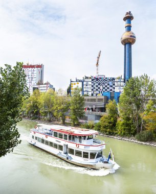 Vienna, Avusturya - 02 Eylül 2013: Isıtma tesisi Viyana bina. Friedensreich hundertwasser tarafından tasarlanmıştır.