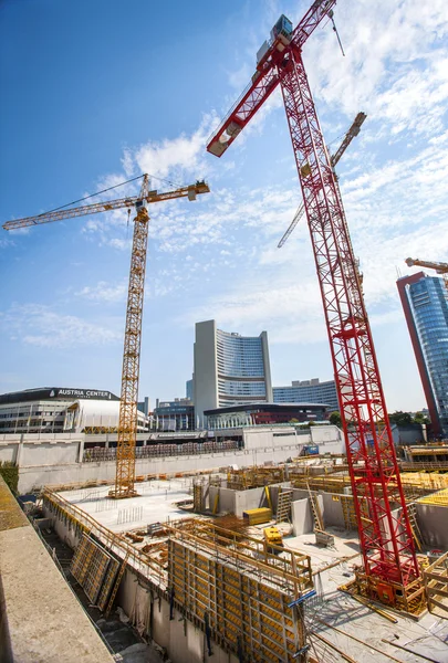 Baustelle mit Kränen — Stockfoto