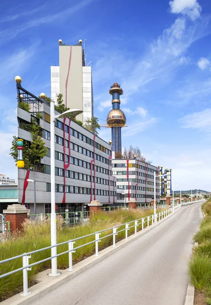 La calefacción urbana más famosa de Viena, Austria del artista Hundertwasser Característico oro y chimenea azul de la planta de calefacción es visible desde muchos lugares de Viena — Foto de Stock