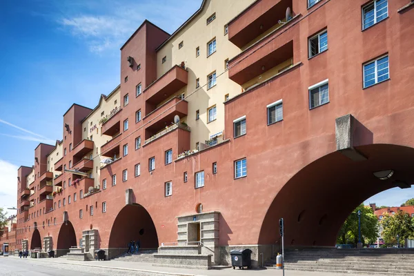 Vienna, Austria - 02 settembre 2013: Karl-Marx-Hof building. Vista principale della parete anteriore . — Foto Stock