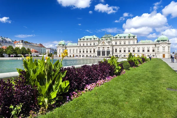 Viena, Austria - 01 de septiembre de 2013: Edificio Belvedere superior de estilo barroco vienés. El edificio fue terminado en 1723. Imagen soleada del edificio con suaves nubes blancas por encima . Imagen de stock