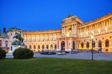 Vienna, Avusturya - Ağustos 30, 2013: hofburg Sarayı. Avrupa en güçlü insanlar için ev ve Avusturyalı habsburg Hanedanı. II. ışıklı bina manzaralı akşam İmparator joseph heykeli