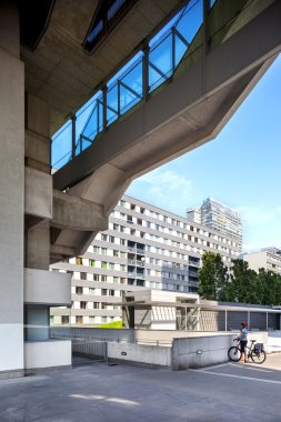 Tek bisikletçi stand arasında binalar uno City, donau city, Viyana, Avusturya