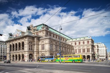 Vienna, Avusturya - 01 Eylül 2013: neo-Rönesans tarzı 1869 yılında Viyana Devlet opera binası inşa