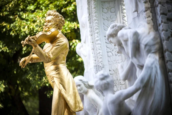 De vergulde bronzen standbeeld van johann strauss in stadtpark in Wenen, Oostenrijk — Stockfoto