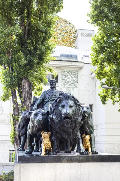 Socha římského císaře marcus antonius marc anton vedle secesního domu ve Vídni v Rakousku — Stock fotografie