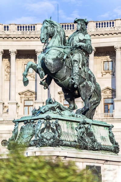 황제 조셉 ii의이 동상은 비엔나, 오스트리아의 hofburg 궁전 앞 — 스톡 사진