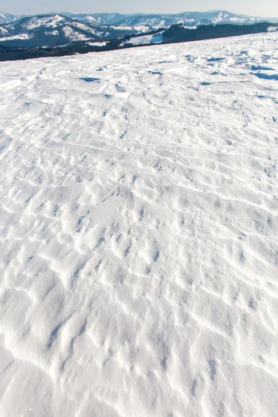 Paysage avec surface de neige sur la pente de la montagne — Photo