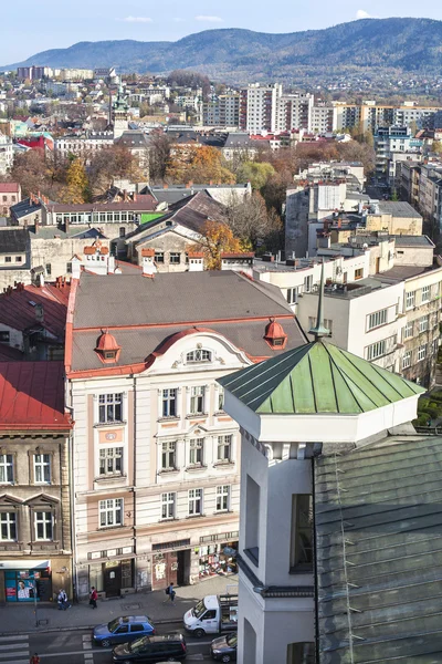 比亚瓦、 波兰-10 月 25 日： 从 sulkowski 城堡的顶视图。马利在城市，可见的房子，公寓大楼，山坡的游泳衣上查看. — 图库照片