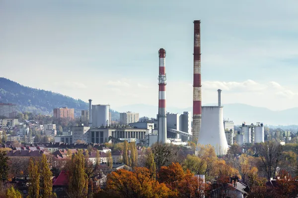Kraftwerk chp in bielsko-biala in Polen Herbst Blick von Sulkowski Burg — Stockfoto