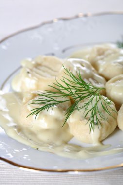 gnocchi, şehriye soyunma ve dereotu ile