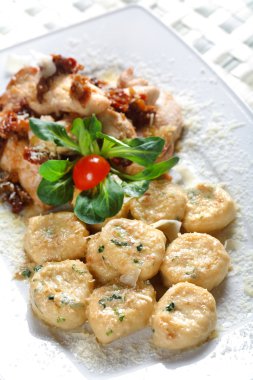 Beyaz tabakta tavuk eti parçaları