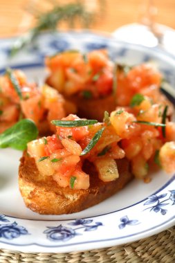 Domates ve fesleğenli bruschetta.