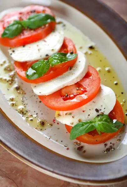 Tomates com queijo cottage e manjericão — Fotografia de Stock