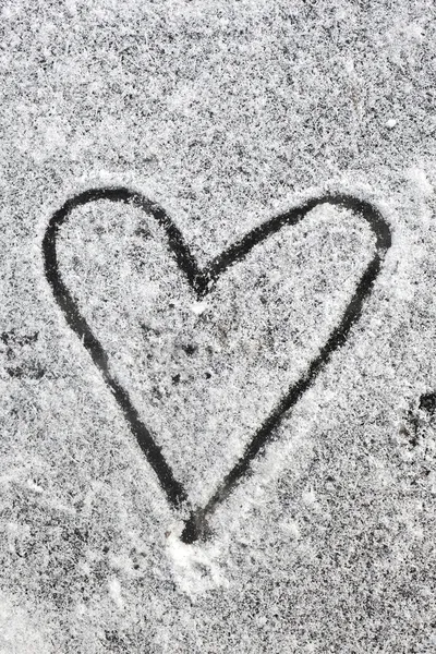 Herzform mit dem Schnee gezeichnet — Stockfoto