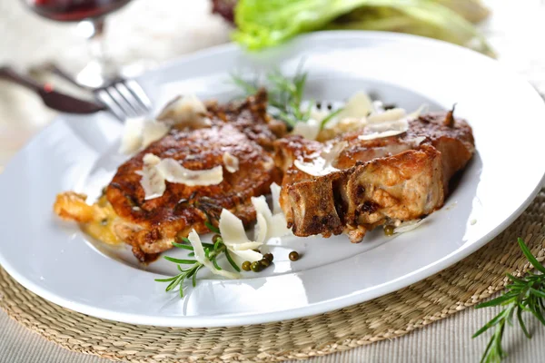 Pork chops with rosemary sauce and red wine — Stock Photo, Image