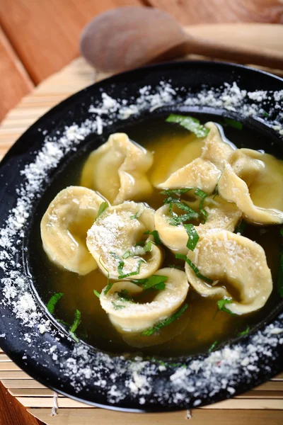 Ravioli nella zuppa, tortellini in brodo — Foto Stock