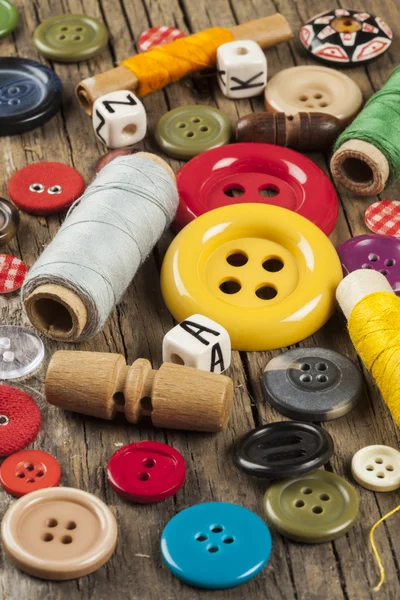 Conjunto de botones de costura de color sobre fondo de madera — Foto de Stock