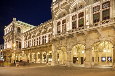 Vienna, Avusturya - Ağustos 29, 2013: neo-Rönesans tarzı akşam fotoğraf şehir trafiği olan 1869 yılında Viyana Devlet opera binası inşa