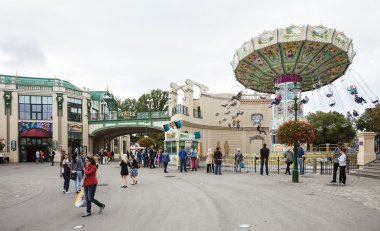 Vienna, Avusturya - 02 Eylül 2013: prater insanlar için ana giriş onların geçiş klasik eski carousel sol taraftaki prater bölge girin