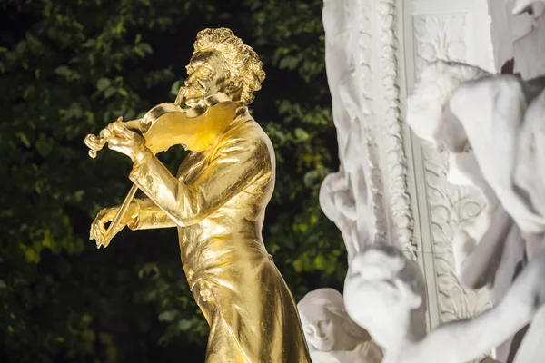 Pozlacené bronzová socha Johanna Strausse ve Stadtparku ve Vídni, Rakousko — Stock fotografie
