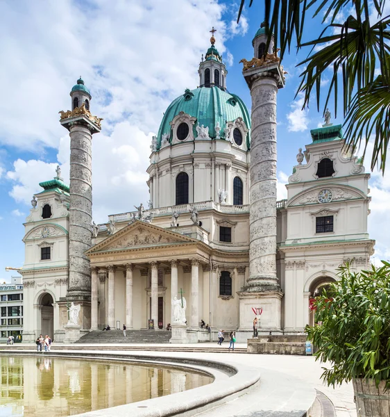 Vienna, Austria - September 01, 2013: Karlskirche St  Charles Church  Baroque church located on Karlsplatz in Vienna — Stock Photo, Image