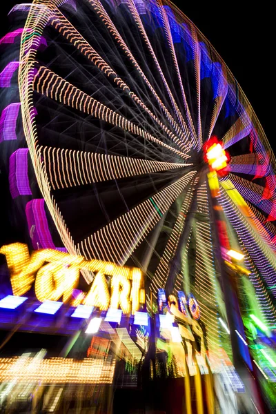 Abstract long exposure picture of highlighted giant ferris wheel in Prater Amusement Park in Vienna — Stock Photo, Image