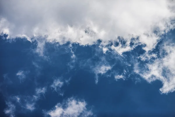 Ciel bleu et nuages, fond — Photo