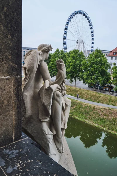 2022年8月22日 ドイツのドレスデン ツヴィンガー 市内中心部のバロック様式の宮殿 観覧車 — ストック写真
