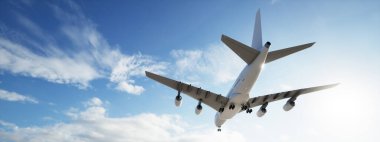 Kavramsal uçan beyaz yolcu uçağı ya da güzel bir gökyüzü arka planından havalandıktan sonra ticari uçak. Jet taşımacılığı, seyahat endüstrisi veya modern özgürlük kavramı için 3D illüstrasyon
