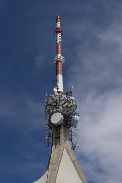 山の上にラジオのアンテナ — ストック写真