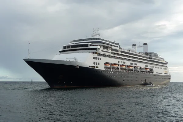 Темный круизный корабль - Holland America LIne — стоковое фото