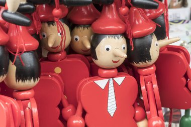 Hediyelik eşya dükkanında Pinokyo tahta bebek.