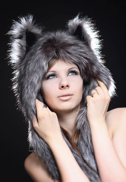 Mädchen mit Wolfsmütze — Stockfoto