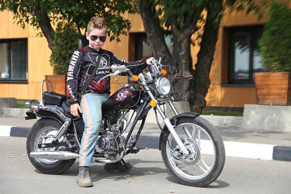 Junge auf Motorrad — Stockfoto