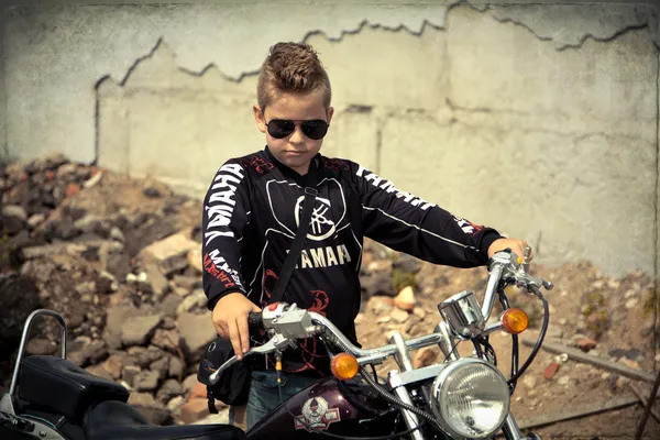 Pojke på motorcykel — Stockfoto