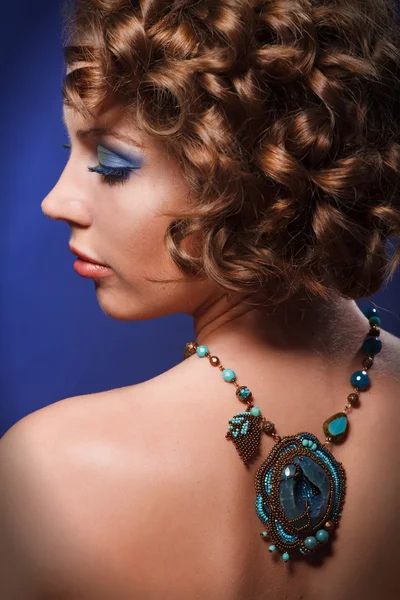 Nő és a nyaklánc teljes head-shoot — Stock Fotó