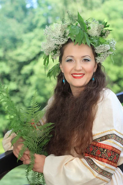 Женщина в традиционном русском (славянском) костюме — стоковое фото