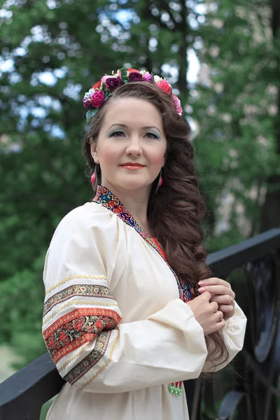 Frau in traditioneller russischer (slawischer) Tracht — Stockfoto