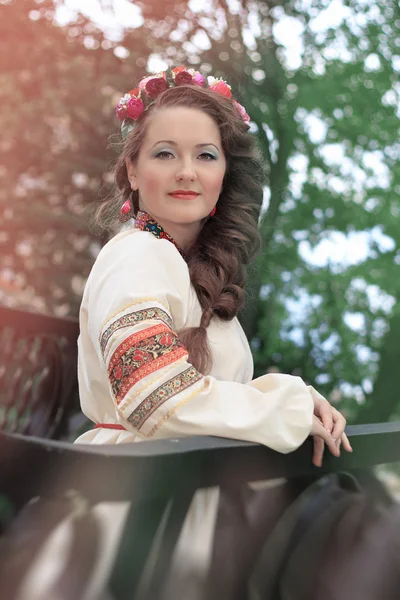 Frau in traditioneller russischer (slawischer) Tracht — Stockfoto