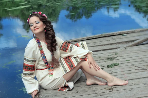 在传统的俄罗斯 (斯拉夫) 服装的女人 — 图库照片