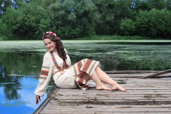 Frau in traditioneller russischer (slawischer) Tracht — Stockfoto