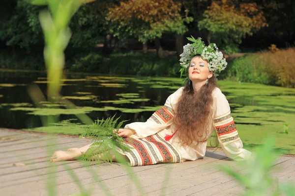 Mujer en traje tradicional ruso (eslavo) — Foto de Stock