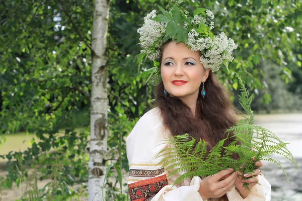 ロシア語 (スラブ) の伝統的な衣装の女性 — ストック写真