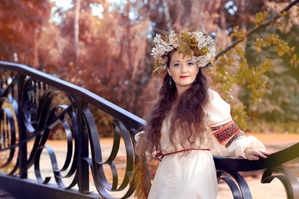 Mulher em traje tradicional russo (eslavo) — Fotografia de Stock